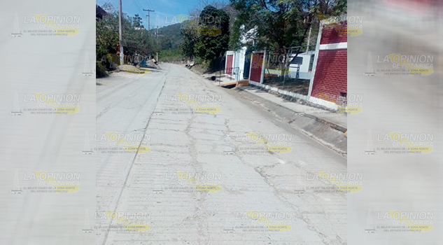 PEMEX destroza calle de la comunidad El Ojite PEMEX destroza calle de la comunidad El Ojite