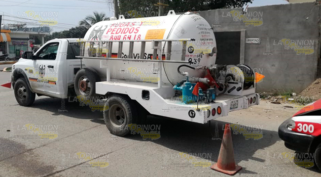 Pipa de gas choca con un taxi en Tuxpan Pipa de gas choca con un taxi en Tuxpan