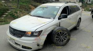 Presuntamente se queda dormido y se estrella con taxi Presuntamente se queda dormido y se estrella con taxi