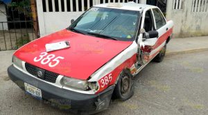Presuntamente se queda dormido y se estrella con taxi Presuntamente se queda dormido y se estrella con taxi