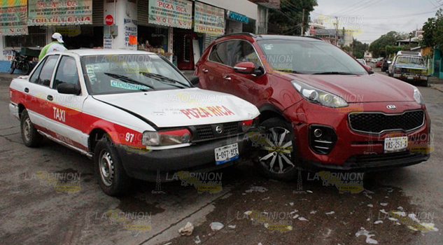 Quiso ganarle el paso a taxista y provoca accidente Quiso ganarle el paso a taxista y provoca accidente