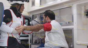 Quiso ganarle el paso a taxista y provoca accidente Quiso ganarle el paso a taxista y provoca accidente