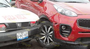 Quiso ganarle el paso a taxista y provoca accidente Quiso ganarle el paso a taxista y provoca accidente