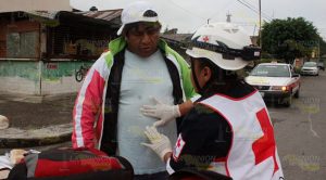 Quiso ganarle el paso a taxista y provoca accidente Quiso ganarle el paso a taxista y provoca accidente