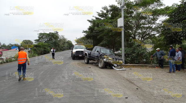 Camión de volteo impacta camioneta Ranger en la carretera federal Álamo-Potrero