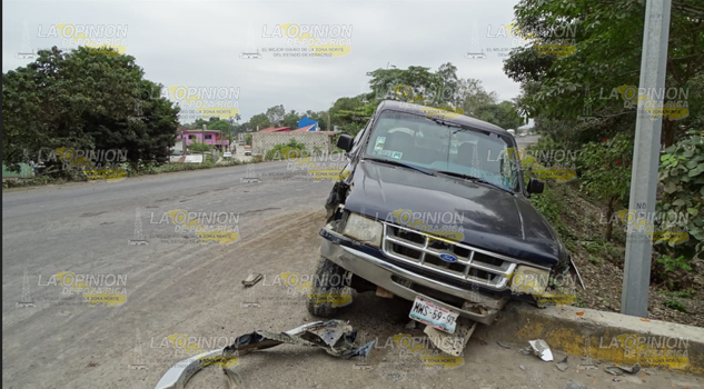 Camión de volteo impacta camioneta Ranger en la carretera federal Álamo-Potrero