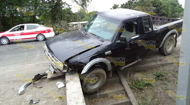 Camión de volteo impacta camioneta Ranger en la carretera federal Álamo-Potrero