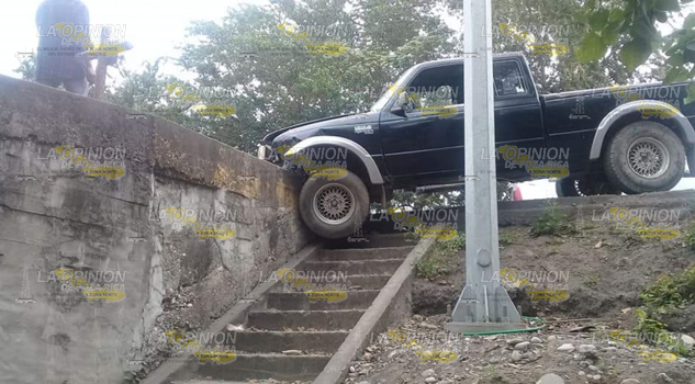 Camión de volteo impacta camioneta Ranger en la carretera federal Álamo-Potrero