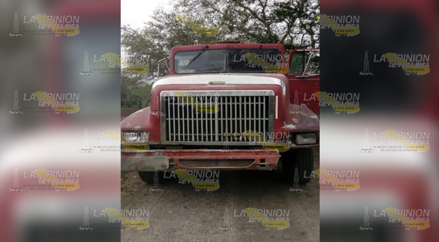 Camión de volteo impacta camioneta Ranger en la carretera federal Álamo-Potrero