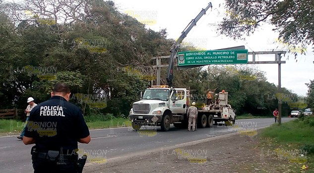 Retiran peligrosa estructura de Cerro Azul con letrero de bienvenida Retiran peligrosa estructura de Cerro Azul con letrero de bienvenida