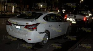 Taxi destroza sentra y huye Taxi destroza sentra y huye