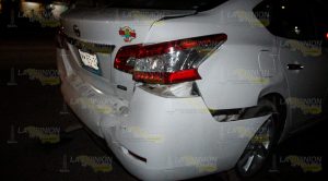 Taxi destroza sentra y huye Taxi destroza sentra y huye