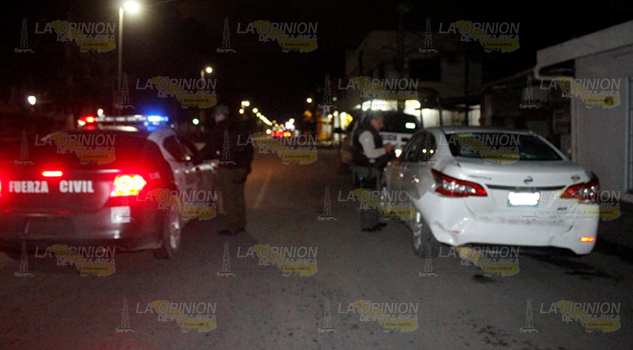 Taxi destroza sentra y huye Taxi destroza sentra y huye