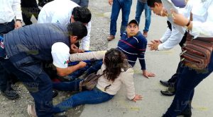 Taxista derriba a motociclistas en Tuxpan Taxista derriba a motociclistas en Tuxpan