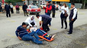 Taxista derriba a motociclistas en Tuxpan Taxista derriba a motociclistas en Tuxpan