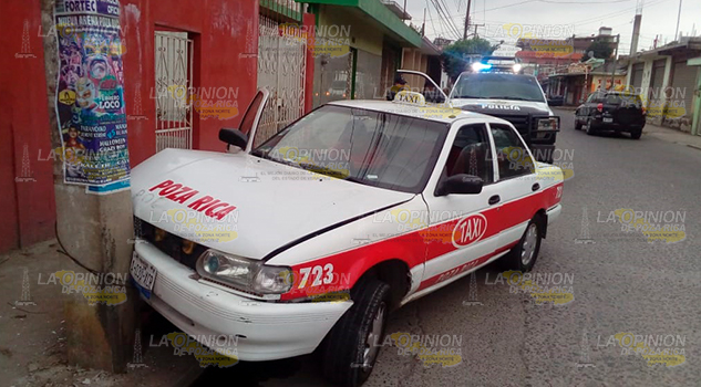 Taxista distraído se estampa contra poste de CFE Taxista distraído se estampa contra poste de CFE