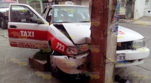 Taxista distraído se estampa contra poste de CFE Taxista distraído se estampa contra poste de CFE