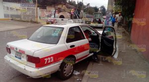 Taxista distraído se estampa contra poste de CFE Taxista distraído se estampa contra poste de CFE