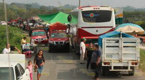 Tras 33 horas de bloqueo, habitantes abren paso a municipios del Totonacapan Tras 33 horas de bloqueo, habitantes abren paso a municipios del Totonacapan