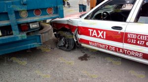 Tráiler aplasta a un taxi sobre un libramiento en Martínez de la Torre Tráiler aplasta a un taxi sobre un libramiento en Martínez de la Torre