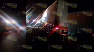 Tráiler casi termina volcado en el tramo Alazán - Cerro Azul Tráiler casi termina volcado en el tramo Alazán - Cerro Azul