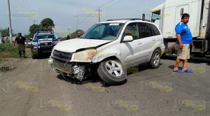 Vehículo americano impacta a taxista en Álamo Vehículo americano impacta a taxista en Álamo
