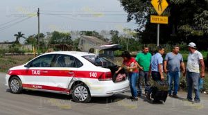 Vehículo americano impacta a taxista en Álamo Vehículo americano impacta a taxista en Álamo