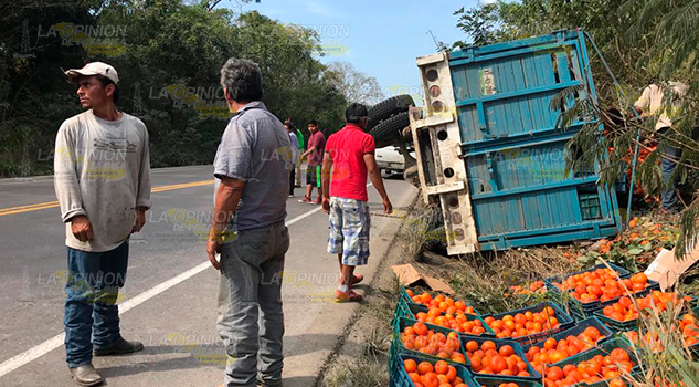 Vuelca camioneta Cargada de naranja sobre la carretera Tihuatlán - Potrero del Llano Vuelca camioneta Cargada de naranja sobre la carretera Tihuatlán - Potrero del Llano