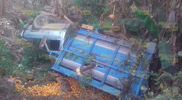 Vuelca camioneta naranjera sobre la carretera Álamo - Potrero del Llano Vuelca camioneta naranjera sobre la carretera Álamo - Potrero del Llano