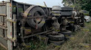Vuelca camión naranjero en la comunidad Frijolillo de Tuxpan Vuelca camión naranjero en la comunidad Frijolillo de Tuxpan