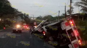 Vuelca tráiler cargado con rollos de acero en la Tuxpan - Tampico Vuelca tráiler cargado con rollos de acero en la Tuxpan - Tampico