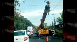 Vuelca tráiler cargado con rollos de acero en la Tuxpan - Tampico Vuelca tráiler cargado con rollos de acero en la Tuxpan - Tampico