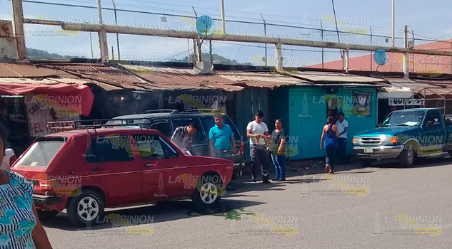 A punto de incendiarse un automóvil en el centro de Cerro Azul A punto de incendiarse un automóvil en el centro de Cerro Azul