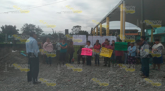 Padres de familia toman Telesecundaria en Comalteco, Espinal Padres de familia toman Telesecundaria en Comalteco, Espinal