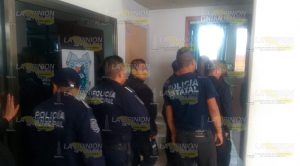Zenón no les paga a policías municipales Zenón no les paga a policías municipales