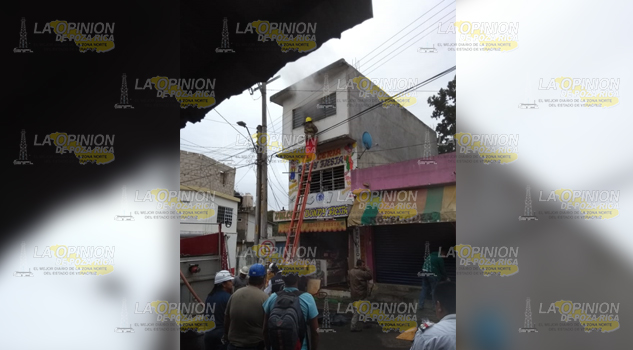¡Incendio en céntrica dulcería de Cerro Azul!
