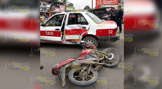 Taxista atropella a joven motociclista en Álamo