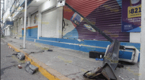 Voceadora casi pierde la vida al ser atropellada por auto desconocido