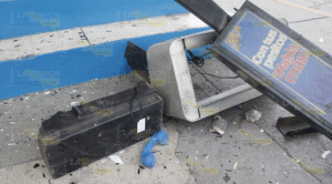 Voceadora casi pierde la vida al ser atropellada por auto desconocido