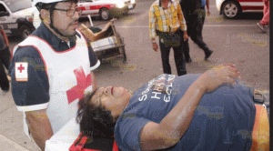 Voceadora casi pierde la vida al ser atropellada por auto desconocido