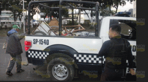 Voceadora casi pierde la vida al ser atropellada por auto desconocido