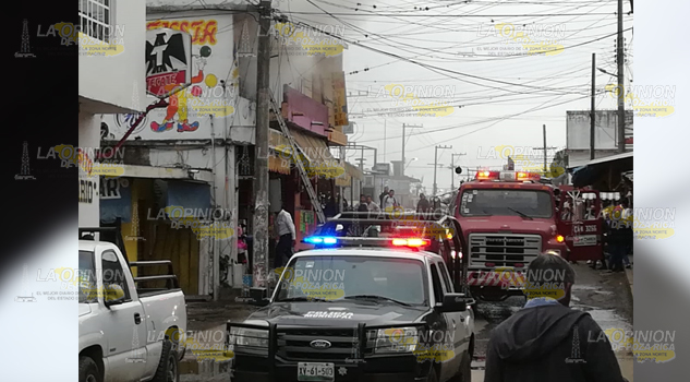 ¡Incendio en céntrica dulcería de Cerro Azul!