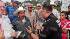Campesinos bloquean el Puente Tuxpan; denuncian agresión policiaca