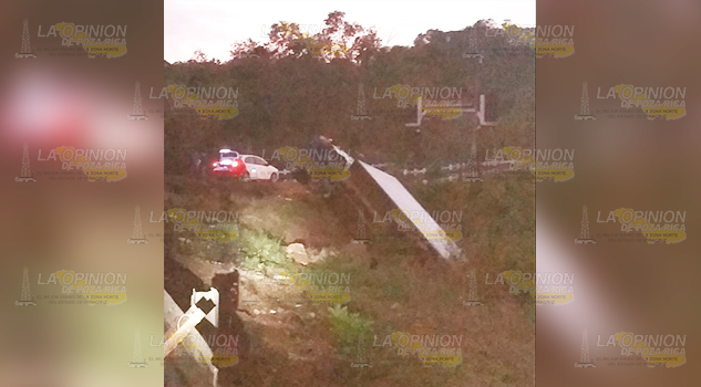 Tráiler cae a un barranco en la carretera Tuxpan-Totomoxtle