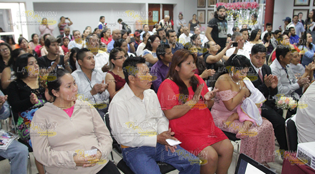 Formalizan su unión 36 parejas en bodas colectivas