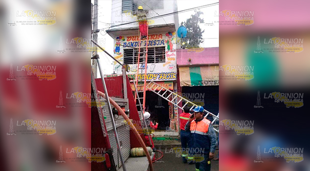 ¡Incendio en céntrica dulcería de Cerro Azul!