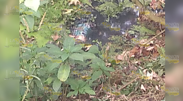 Hallan muerta a mujer en canal de aguas negras en Huachinango