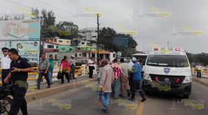 Campesinos bloquean el Puente Tuxpan; denuncian agresión policiaca
