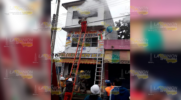¡Incendio en céntrica dulcería de Cerro Azul!