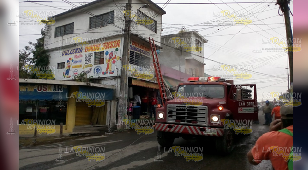 ¡Incendio en céntrica dulcería de Cerro Azul!
